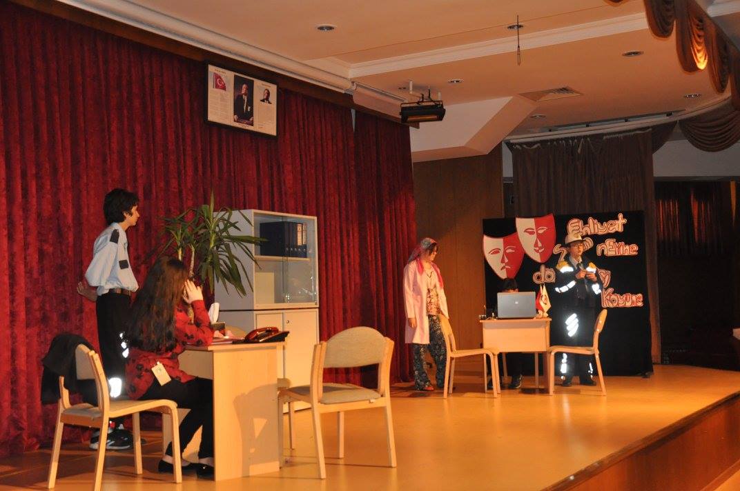 Ortaokul Tiyatro Kulübümüz Sahne Aldı